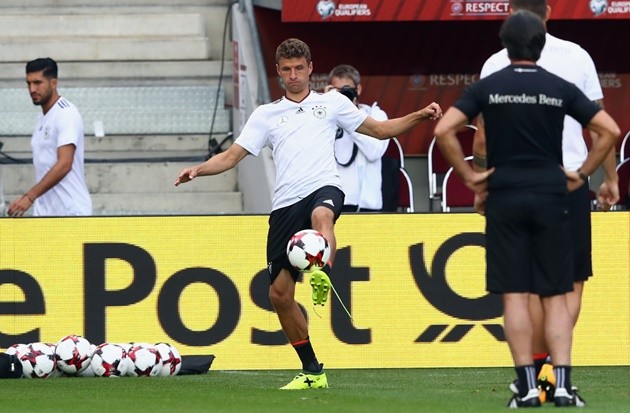 Mueller lao vào tập luyện, hòng ghi điểm trước Joachim Loew - Bóng Đá