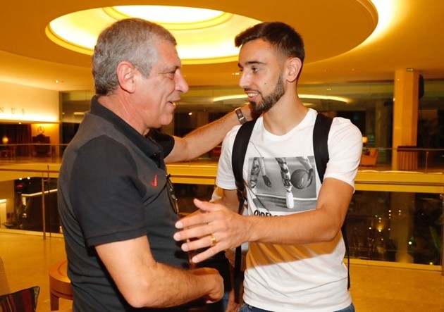 Fernando Santos tay bắt mặt mừng ngày 