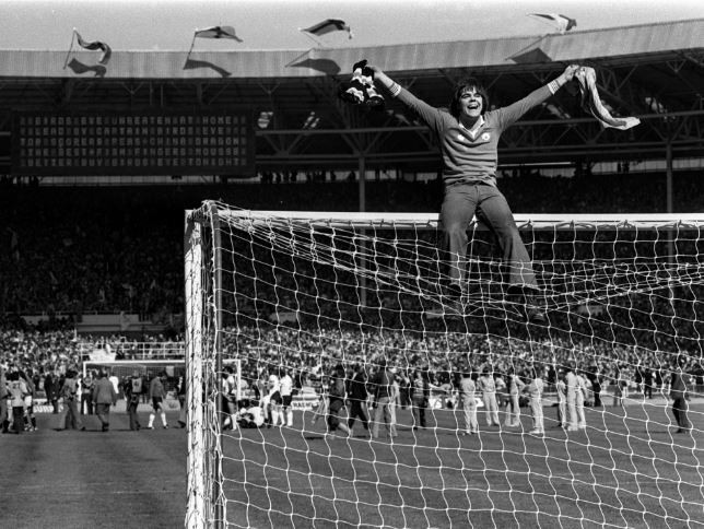 Neymar xăm hình người nhện - Bóng Đá