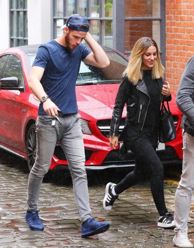 Gác lại trận hòa Stoke, De Gea xuống phố cùng 