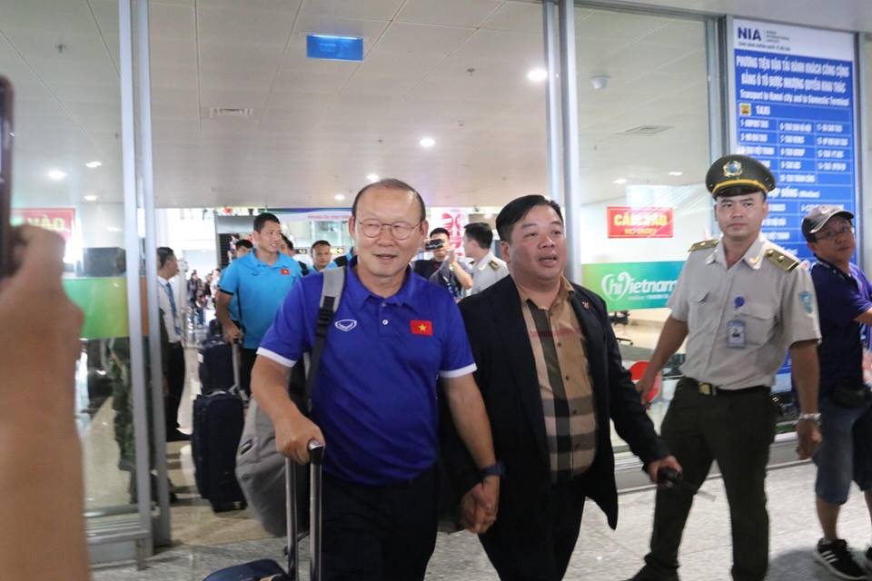 NÓNG: Cựu sao Man Utd ẩu đả ngay trên sóng truyền hình - Bóng Đá