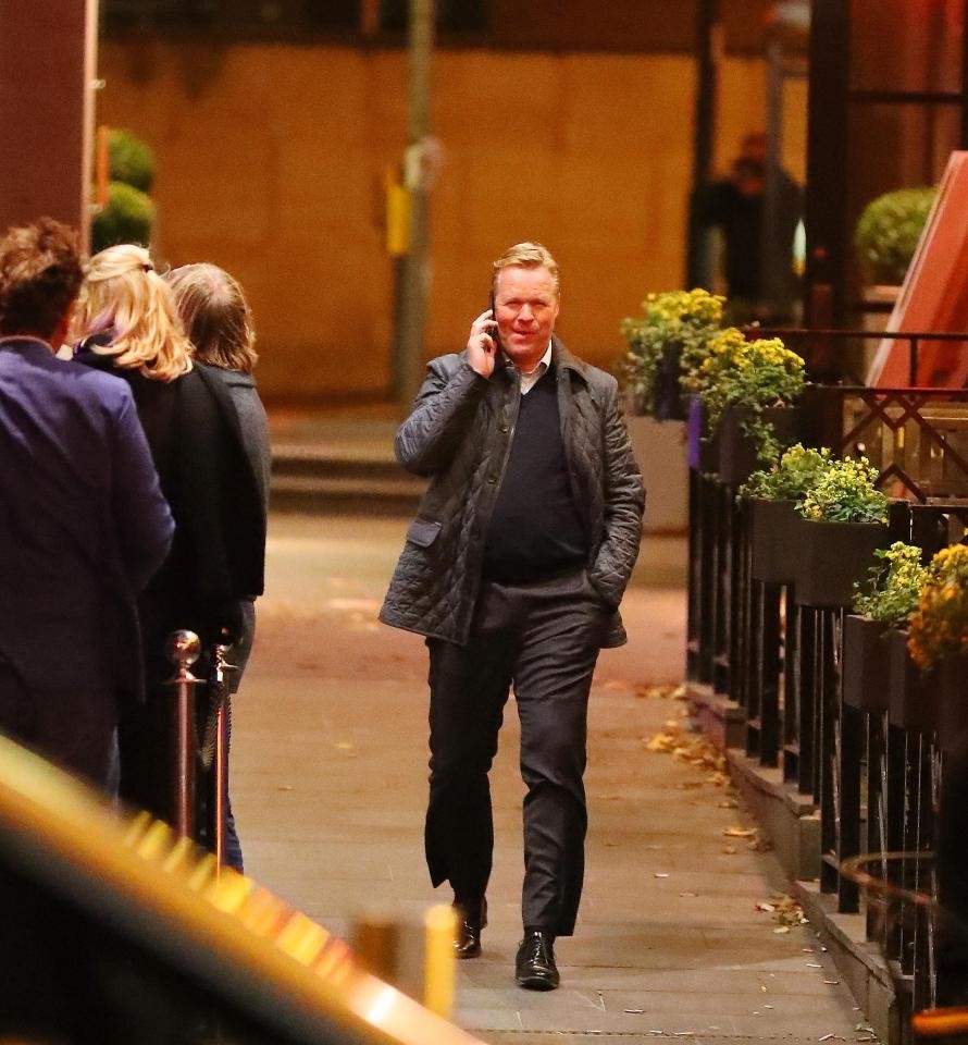 Dưới áp lực sa thải, Koeman vẫn thỏa mái dạo phố - Bóng Đá