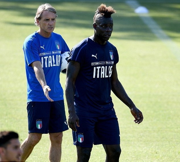 Sốc: Pogba chào tất cả, trừng mắt với Mourinho - Bóng Đá