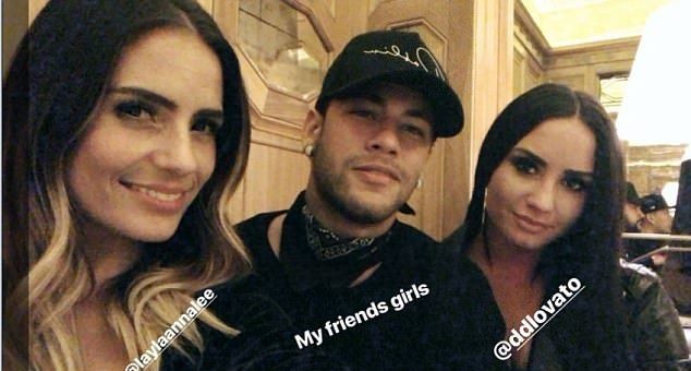 Hậu đại chiến, Neymar hẹn hò với ca sĩ Demi Lovato - Bóng Đá