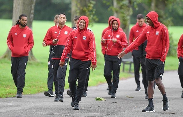 Man UTd ra sân tập  - Bóng Đá