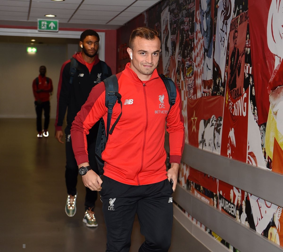 Sau thẻ đỏ, Neymar chủ động 