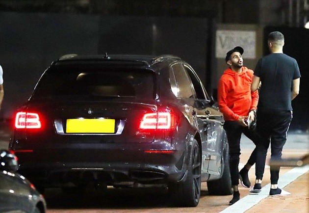 Mahrez khiêu khích Mourinho trước ống kính phóng viên - Bóng Đá