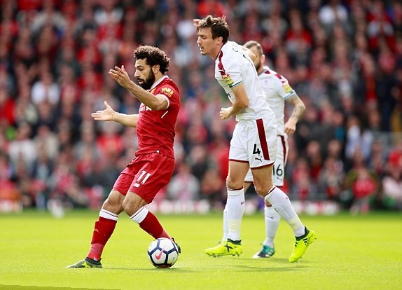 Vừa tạo siêu phẩm, Mahrez đã lao đầu vào tập chạy - Bóng Đá