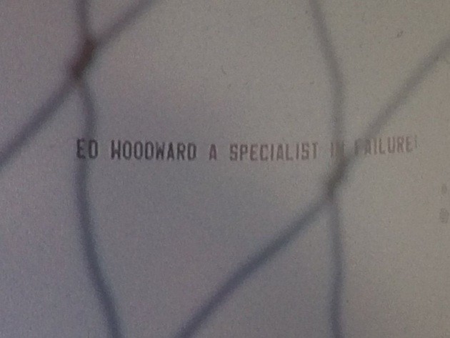 SỐC: Fan Man Utd quyết treo banner chống đối Ed Woodward - Bóng Đá