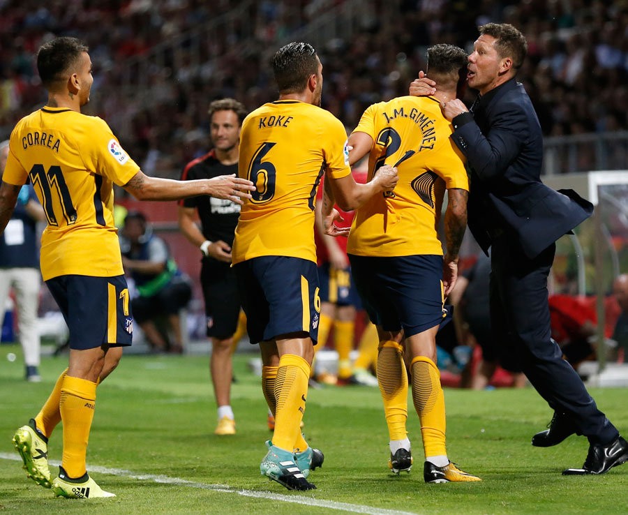 Những hình ảnh lung linh của Kylian Mbappe trên đường phố Paris - Bóng Đá