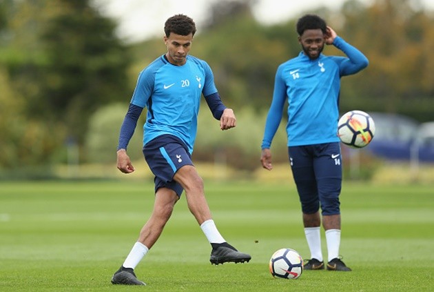 Được Pochettino tin dùng, Aurier cười khoái trá trên sân tập - Bóng Đá