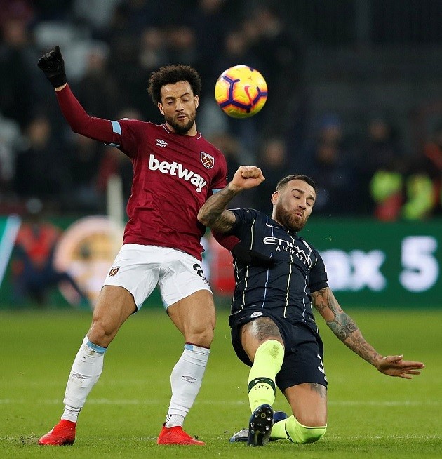 Chuyện lạ: Fabianski cười tươi khi bị sao Man City phá lưới - Bóng Đá