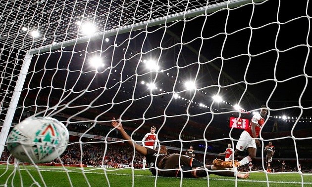 Chỉ cần ra sân 5 phút, thần tài Welbeck đã thiết lập được kỉ lục mới - Bóng Đá