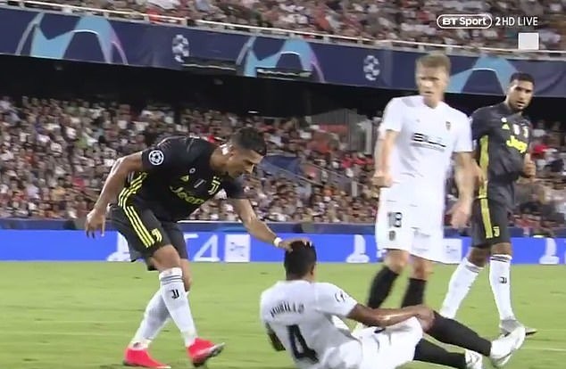 Nhận thẻ đỏ, Cristiano Ronaldo khóc như một đứa trẻ  - Bóng Đá