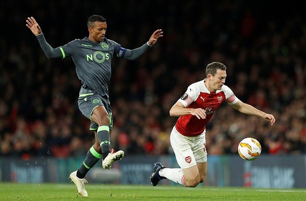 Granit Xhaka nổi đóa sau khi bị Lacazette 