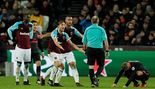 Giroud ngao ngán hát 