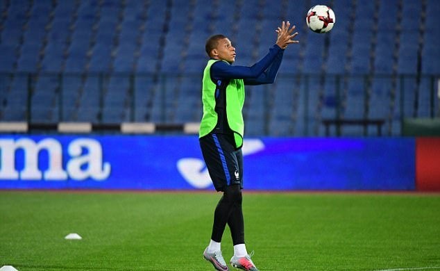 Griezmann cùng tuyển Pháp tập bóng rổ, Paul Pogba có ngứa tay? - Bóng Đá