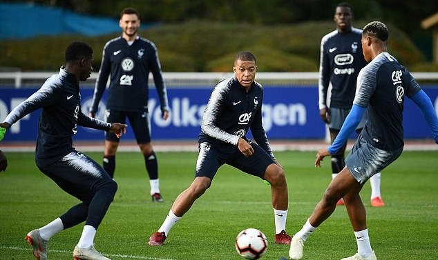 Kylian Mbappe liên tục pha trò - Bóng Đá