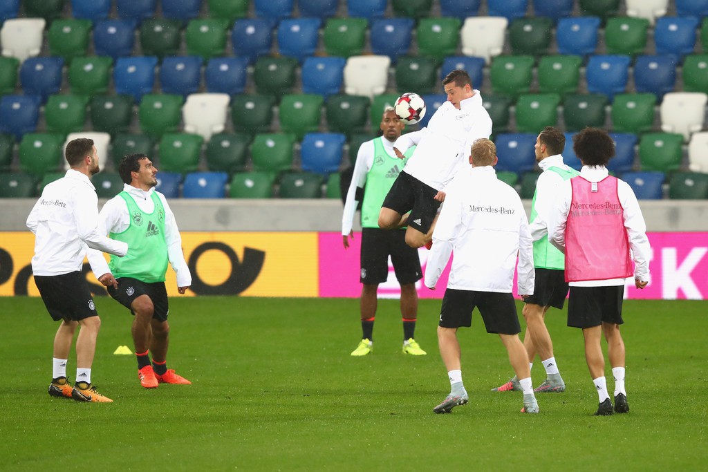 Joachim Low nhăn mặt bởi cơn mưa nặng hạt tại Belfast - Bóng Đá