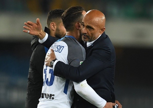 Spalletti ghì chặt học trò khi thoát hiểm ở thành Verona - Bóng Đá