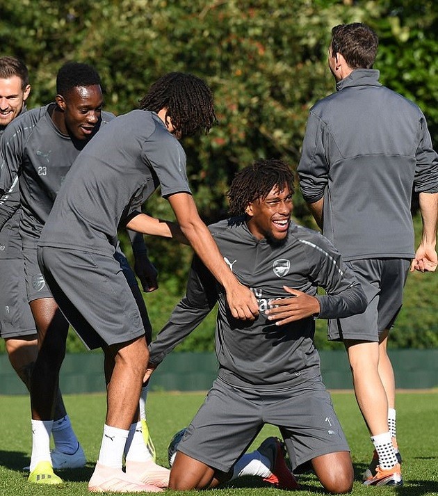 Thi đấu rực sáng, Torreira thu hút mọi ánh nhìn trên sân tập - Bóng Đá