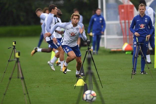 Gác lại siêu phẩm, Marcos Alonso chạy 