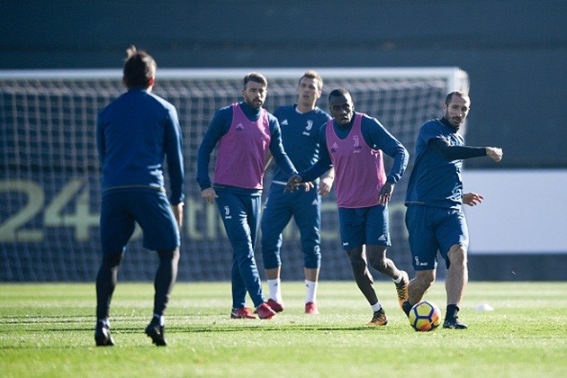 Mahrez tập chiêu lạ  - Bóng Đá