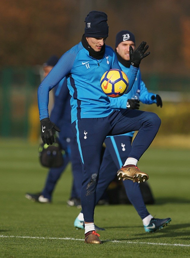 Gác lại nỗi buồn, dàn sao Tottenham ôm nhau thắm thiết trên sân tập - Bóng Đá