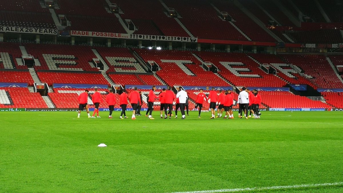 benfica tập luyện trên old trafford - Bóng Đá