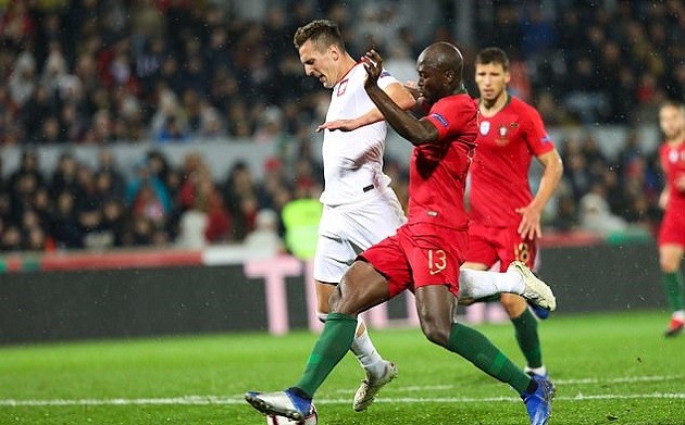 Sau siêu phẩm. Giroud vẫn cúi gầm mặt nghe Sarri chỉ giáo - Bóng Đá