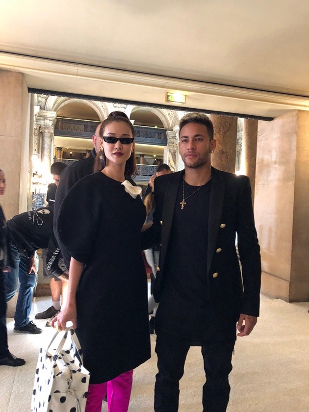 Chán bóng đá, Neymar thử sức trên sàn catwalk - Bóng Đá