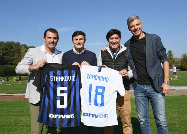 Dàn sao Inter Milan phấn khởi tột độ khi được huyền thoại ghé thăm - Bóng Đá