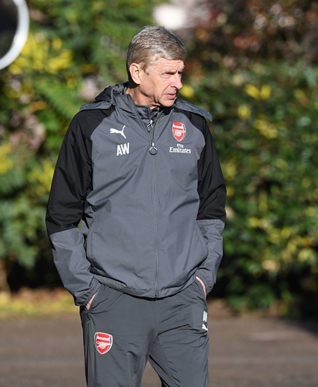 Giroud tập sút hăng say, chờ giây phút 