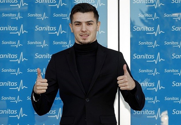 Tân binh đầu tiên ra mắt Real, Benzema có người chia lửa - Bóng Đá