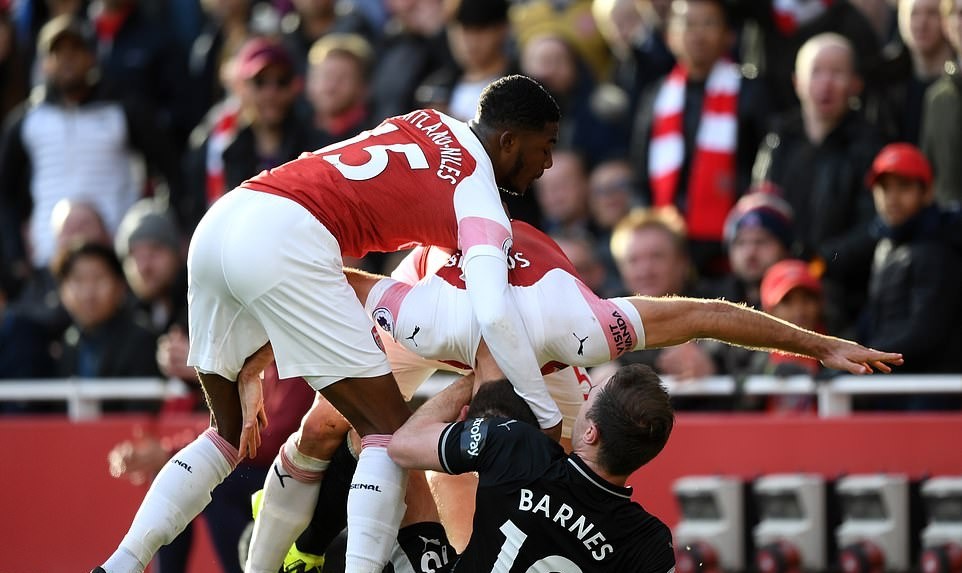 Lacazette nổi sung, bật lại HLV Emery khi bị thay ra sân - Bóng Đá