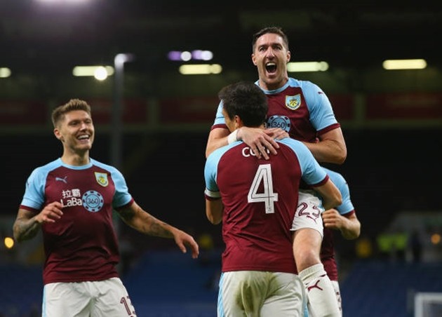 Europa League: Chiến thắng nghẹt thở, Burnley hiện thức hóa 