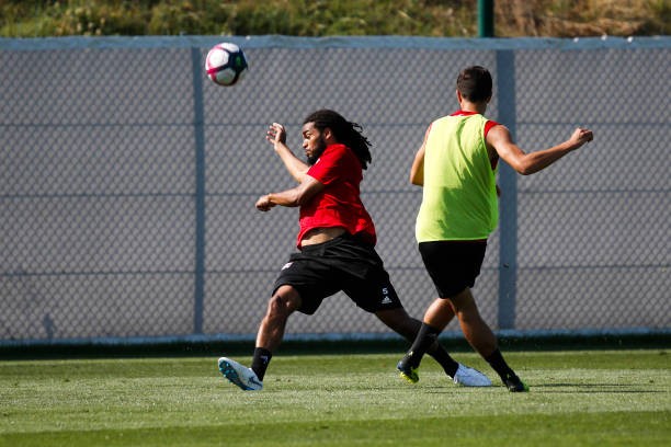 'Kẻ du mục' của Man City rạng rỡ ra mắt CLB mới - Bóng Đá