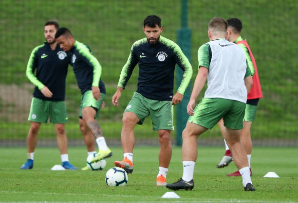 Hứng chí, Ederson khiến đàn em 'lác mắt' trên sân tập - Bóng Đá