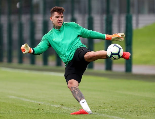 Hứng chí, Ederson khiến đàn em 'lác mắt' trên sân tập - Bóng Đá