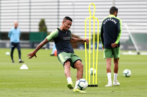 Hứng chí, Ederson khiến đàn em 'lác mắt' trên sân tập - Bóng Đá