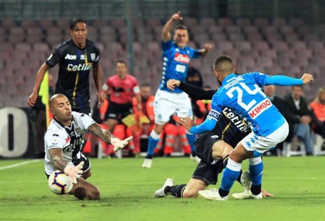 Milik trở lại, Napoli đè bẹp người quen cũ trong nhóm 