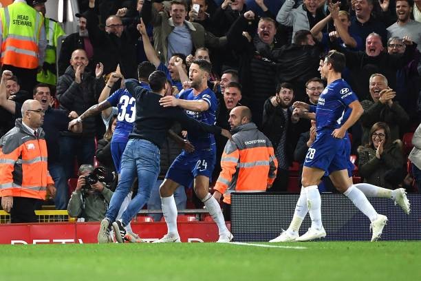 Hưng phấn, Chelsea bất chấp ăn mừng với 'vị khách' lạ mặt - Bóng Đá