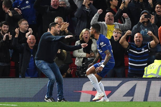 Hưng phấn, Chelsea bất chấp ăn mừng với 'vị khách' lạ mặt - Bóng Đá