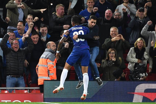 Hưng phấn, Chelsea bất chấp ăn mừng với 'vị khách' lạ mặt - Bóng Đá