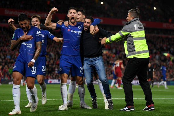 Hưng phấn, Chelsea bất chấp ăn mừng với 'vị khách' lạ mặt - Bóng Đá