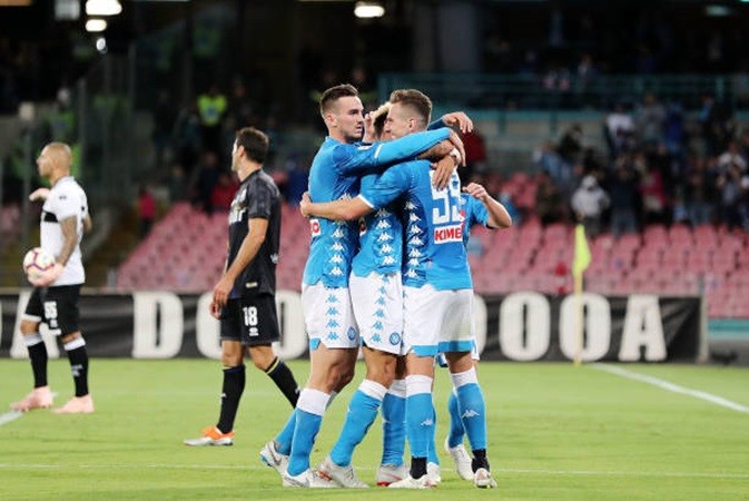 Milik trở lại, Napoli đè bẹp người quen cũ trong nhóm 
