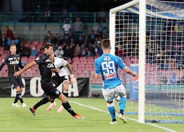 Milik trở lại, Napoli đè bẹp người quen cũ trong nhóm 