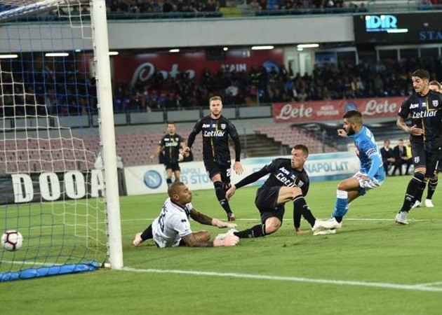 Milik trở lại, Napoli đè bẹp người quen cũ trong nhóm 