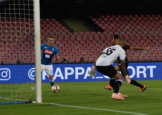 Milik trở lại, Napoli đè bẹp người quen cũ trong nhóm 