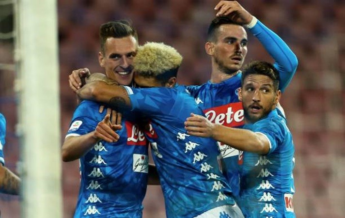 Milik trở lại, Napoli đè bẹp người quen cũ trong nhóm 